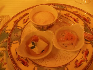 Amuse-bouche: Gresskarsuppe, roquefortmousse og rå reker med sellerikrem