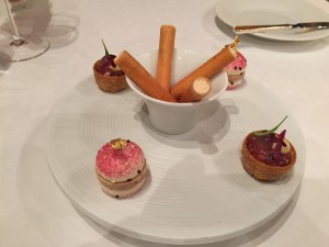 Amuse-bouche Tartar, chorizokrem og makron.