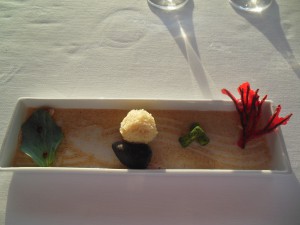 Amuse bouche Østersblad, kakaoskjell med en brødkule, ukjente pellets og fritert sjøgress