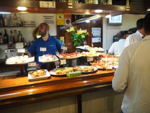 Bardisken på Txalupa fylt opp med pintxos