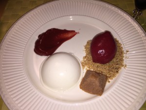 Dessert Glasert hvit sjokolademousse med finacier, crumble