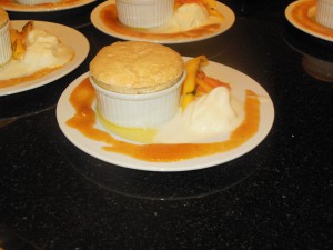 Dessert Multesoufflé, mango- og papayasalat og ferskostsorbet