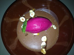 Dessert Sjokoladepudding med rødbetsorbet