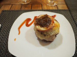 Hidalgo 56: Hamburger tartar med ost, tomat og løk