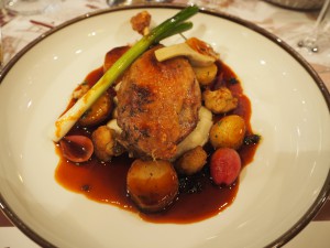 Hovedrett: Andeconfit med poteter, artisjokk og timian-demi glace