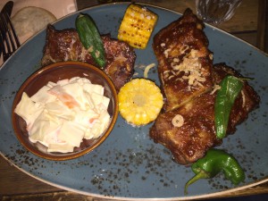 Hovedrett Spareribs med grillet mais, piementos og cole slaw