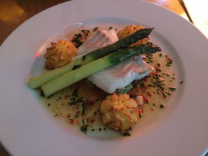 Hovedrett: Bakt torsk med asparges, sommerkål og duchessepoteter