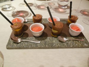 Petit four Sitron- og sjokoladeskum og jordbærsorbet