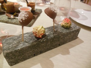 Petit four Sjokoladelollipop og hvit sjokoladekule med lime