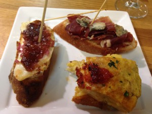 Pintxos nr 1-3 Omelett med aioli og tomat, jamon iberico og cabrales og chevre med løkmarmelade