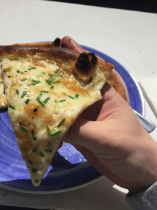 Pizza: Litt slapp, men fullt mulig å skjære et pizzastykke
