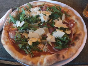 Pizza med artisjokk, parmaskinke, ruccola og parmesan