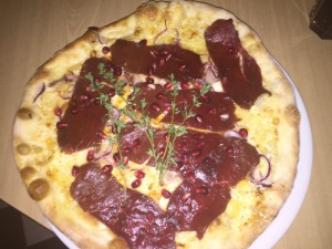 Pizza med reinsdyr, rødløk og granateple