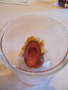 Pre-dessert Baconcrisp og sorbet og kompott av plomme