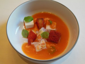 Pre-rett Ferskengazpacho med scampi og tofu