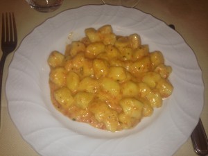 Primi piatti Gnocchi med tomat og Tome-ost