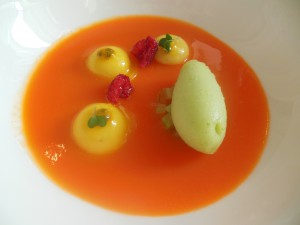 Rett 11 Gulrotsuppe, mangoravioli og eple- og sellerirotsorbet