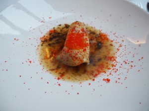 Rett 4: Ravioli med kongekrabbe, geitostkrem og consommé