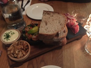 Runde 1 Brød, aioli, salte mandler, jamon iberco de Bellota og scampi