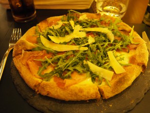 Pizza med parmaskinke, parmesan og ruccola