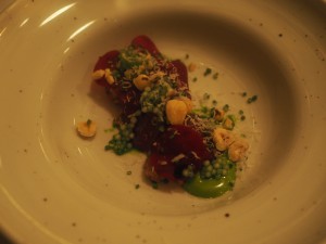 Rett 1: Tartar, rødbet og gressløkemulsjon