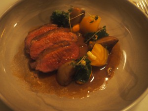 Rett 6: Høyrøkt and,grønnkål og foie grassaus