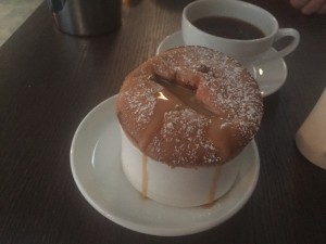 Hasselnøttsoufflé med karamellsaus