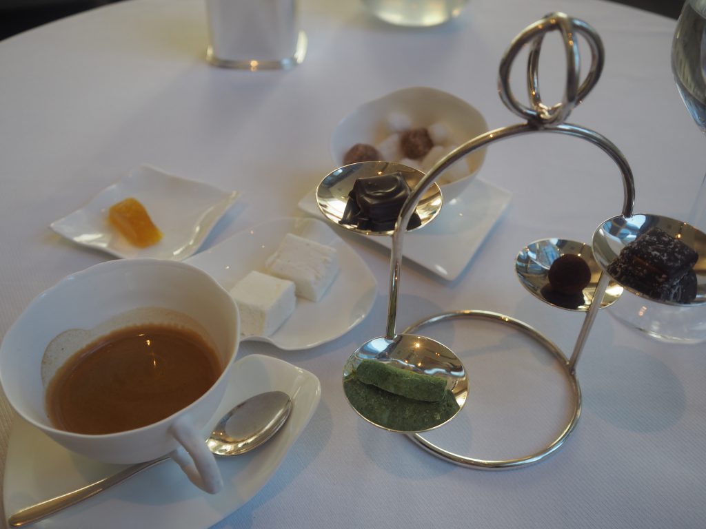 Petit four og espresso