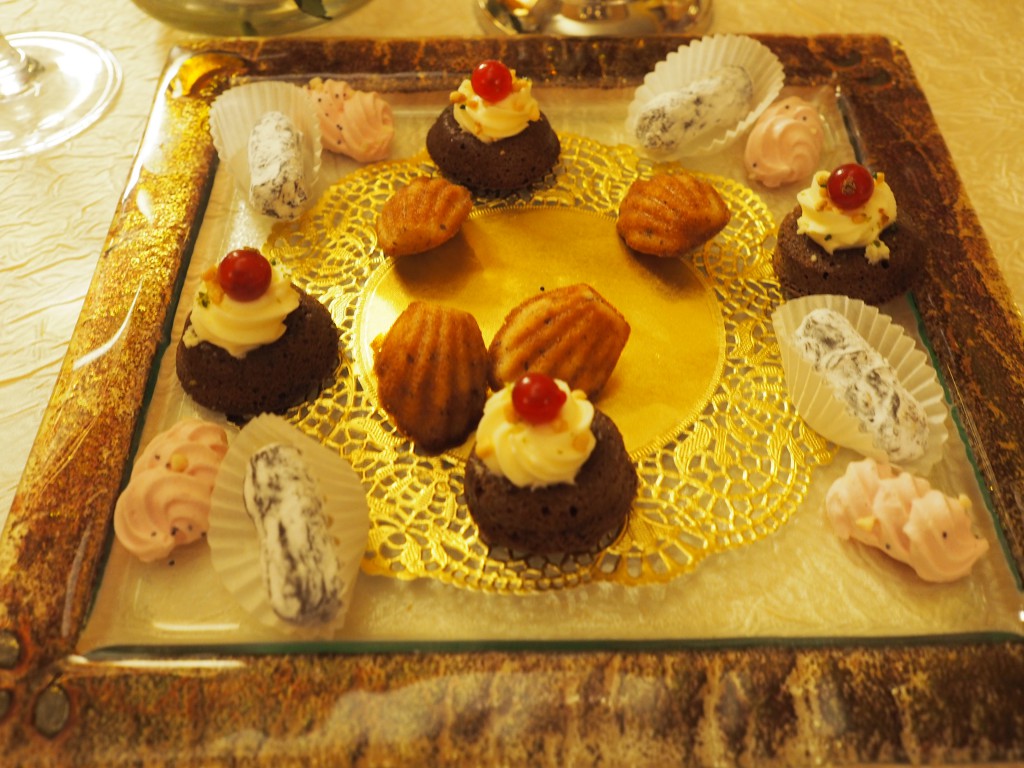 Petit four