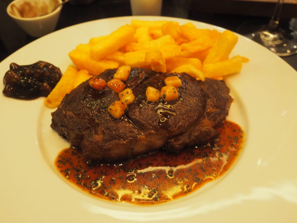 Ribeye med chips, saus og ketchup