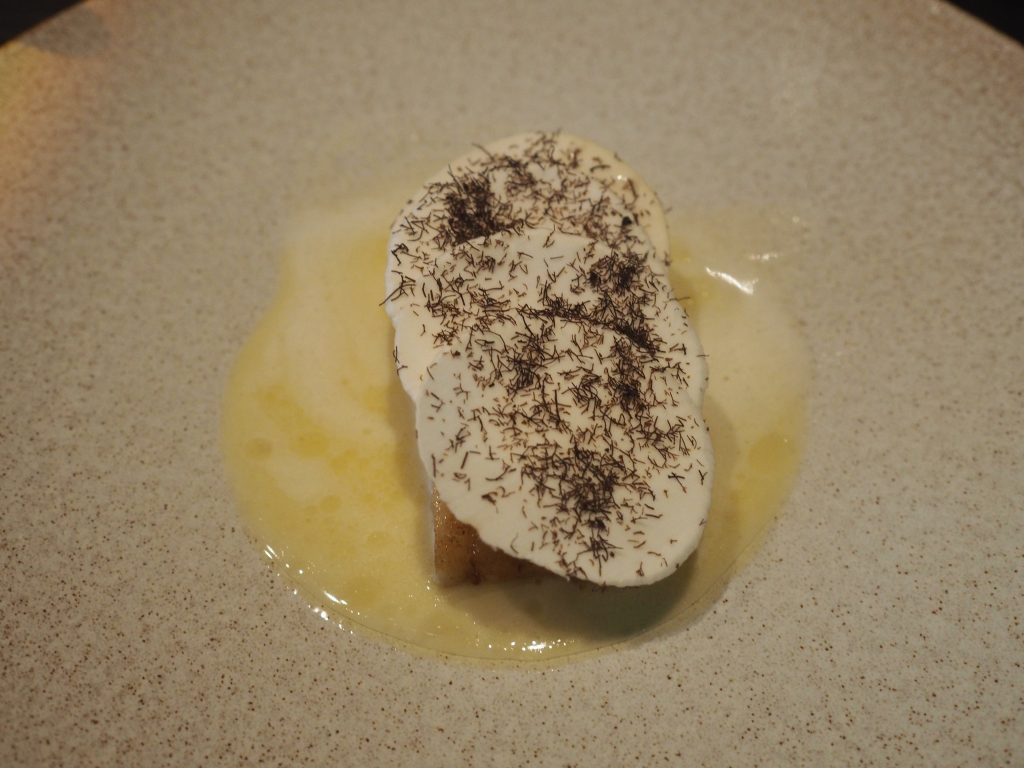 Skate, vin jaune, lardo og champignon