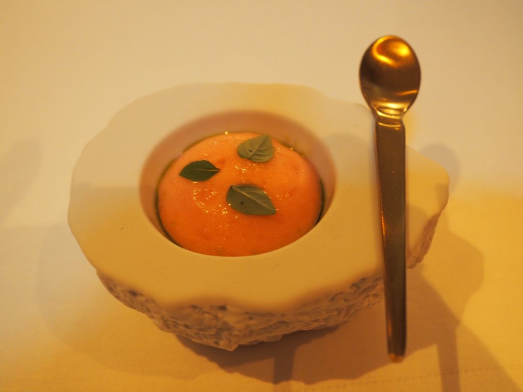 Amuse-bouche: pimiento de padron, tomat og fennikel 