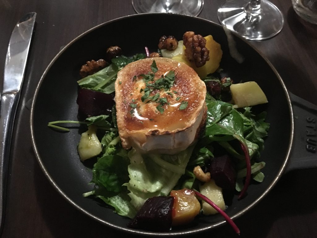 gratinert chevre, salat, beter og nøtter