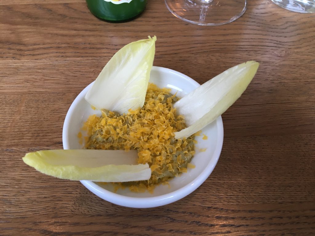 Endive, blåskjell, løpstikke og eggeplomme